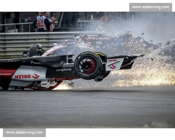 F1大奖赛惊魂时刻高速碰撞引发连环事故车手极限逃生全记录